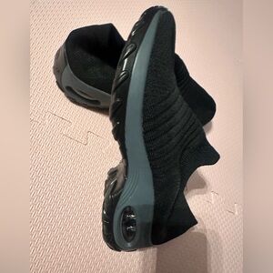 Women Black Slip-On Sneakers